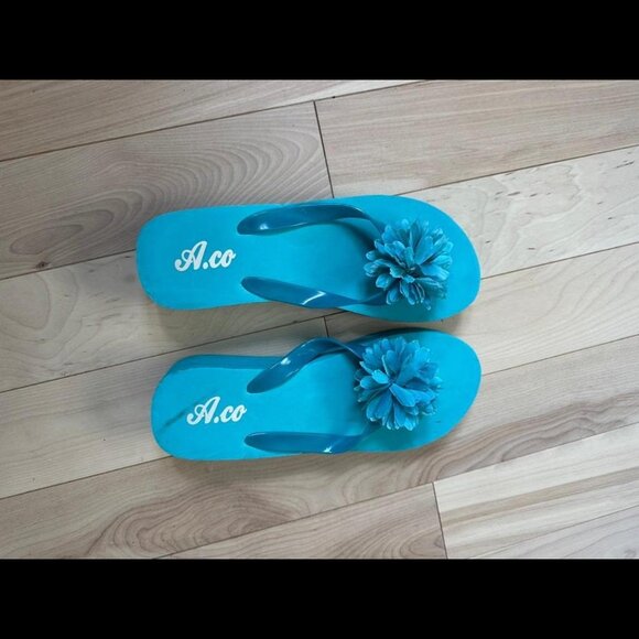 Throwback Y2K platform flip flops by A.co in bright turquoise - Picture 3 of 7